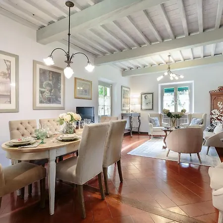 D'amico, Charming Indulgence Overlooking Town Centre Villa Lucques