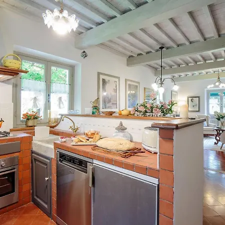 D'amico, Charming Indulgence Overlooking Town Centre Villa Lucques