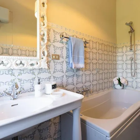 Villa D'amico, Charming Indulgence Overlooking Town Centre Lucques