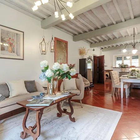 D'amico, Charming Indulgence Overlooking Town Centre Lucques